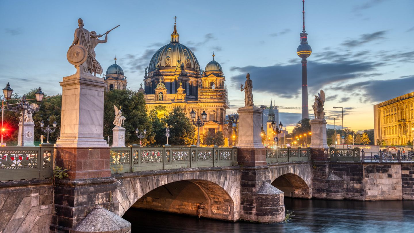 Platz 4: Berlin, Deutschland Ja, auch Deutschland kann Kultur. In Berlin kommen viele historische Ereignisse zusammen, an die viele Orte der Stadt erinnern. Vor allem die vielen Museen der Stadt locken Jahr für Jahr Tausende internationale Besucher. Aber auch die East Side Gallery mit bemalten Überresten der Berliner Mauer findet man heute auf etlichen Urlaubsfotos. Wahrzeichen: 262 Kunstgalerien: 104 Museen: 140 Bibliotheken: 43 Theater: 84 Opernhäuser: 3