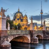 Ja, auch Deutschland kann Kultur. In Berlin kommen viele historische Ereignisse zusammen, an die viele Orte der Stadt erinnern. Vor allem die vielen Museen der Stadt locken Jahr für Jahr Tausende internationale Besucher. Aber auch die East Side Gallery mit bemalten Überresten der Berliner Mauer findet man heute auf etlichen Urlaubsfotos.   Wahrzeichen: 262  Kunstgalerien: 104  Museen: 140  Bibliotheken: 43  Theater: 84  Opernhäuser: 3