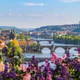 Prag ist auch bekannt als "Die Stadt der hundert Türme" – und das aus gutem Grund. Die Altstadt beherbergt zahlreiche Sehenswürdigkeiten und historische Bauwerke aus der Barockzeit. Auch die vielen Kunstgalerien und Museen machen die tschechische Hauptstadt an der Moldau zu einem echten Kulturhotspot.   Wahrzeichen: 208  Kunstgalerien: 252  Museen: 36  Bibliotheken: 12  Theater: 110  Opernhäuser: 3