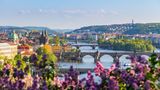 Prag ist auch bekannt als "Die Stadt der hundert Türme" – und das aus gutem Grund. Die Altstadt beherbergt zahlreiche Sehenswürdigkeiten und historische Bauwerke aus der Barockzeit. Auch die vielen Kunstgalerien und Museen machen die tschechische Hauptstadt an der Moldau zu einem echten Kulturhotspot.   Wahrzeichen: 208  Kunstgalerien: 252  Museen: 36  Bibliotheken: 12  Theater: 110  Opernhäuser: 3