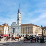 Schon Sissi fand es in Wien schön. Heute erinnert die Hauptstadt Österreichs an vielen Orten an die Kaiserin, die einst das Land bewegte. Aber auch abseits vom Sissi-Trend gibt es in der Stadt der Welt einiges zu entdecken: malerische Gebäude, Kunstmuseen en Masse und die meisten Opernhäuser in ganz Europa.   Wahrzeichen: 145  Kunstgalerien: 48  Museen: 93  Bibliotheken: 2  Theater: 52  Opernhäuser: 6