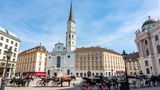 Schon Sissi fand es in Wien schön. Heute erinnert die Hauptstadt Österreichs an vielen Orten an die Kaiserin, die einst das Land bewegte. Aber auch abseits vom Sissi-Trend gibt es in der Stadt der Welt einiges zu entdecken: malerische Gebäude, Kunstmuseen en Masse und die meisten Opernhäuser in ganz Europa.   Wahrzeichen: 145  Kunstgalerien: 48  Museen: 93  Bibliotheken: 2  Theater: 52  Opernhäuser: 6