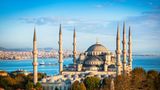 In Istanbul kommen viele Kulturen zusammen – und machen die Stadt zu einem einzigartigen Ort, an dem es viel zu entdecken gibt. Zwar gibt es dort kein einziges Opernhaus, dafür aber umso mehr Moscheen und Theater.   Wahrzeichen: 133  Kunstgalerien: 242  Museen: 9  Bibliotheken: 8  Theater: 100  Opernhäuser: 0