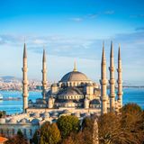 In Istanbul kommen viele Kulturen zusammen – und machen die Stadt zu einem einzigartigen Ort, an dem es viel zu entdecken gibt. Zwar gibt es dort kein einziges Opernhaus, dafür aber umso mehr Moscheen und Theater.   Wahrzeichen: 133  Kunstgalerien: 242  Museen: 9  Bibliotheken: 8  Theater: 100  Opernhäuser: 0