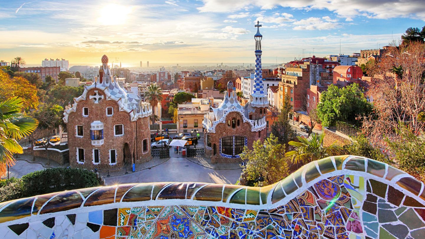 Platz 10: Barcelona, Spanien Strand, Kultur, Kulinarik – all das kann Barcelona. Nahezu jeder kennt die historische Kirche Sagrada Familie oder die Flaniermeile La Rambla. Aber auch Kunstfreunde kommen in der katalanischen Metropole auf ihre Kosten. Wahrzeichen: 247 Kunstgalerien: 81 Museen: 39 Bibliotheken: 28 Theater: 44 Opernhäuser: 2