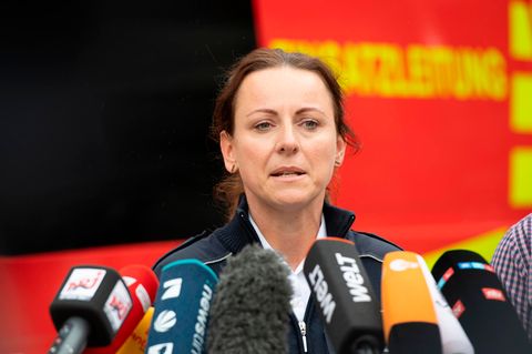 Kerstin Schröder von der Einsatzleitung der Polizei informiert Journalisten über die Suche nach einem entlaufenen Raubtier.