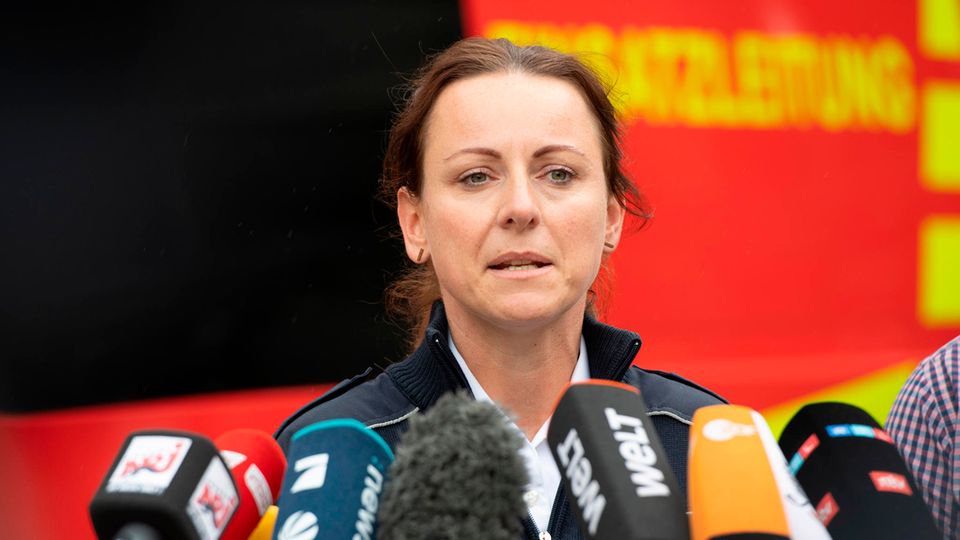 Kerstin Schröder von der Einsatzleitung der Polizei informiert Journalisten über die Suche nach einem entlaufenen Raubtier.