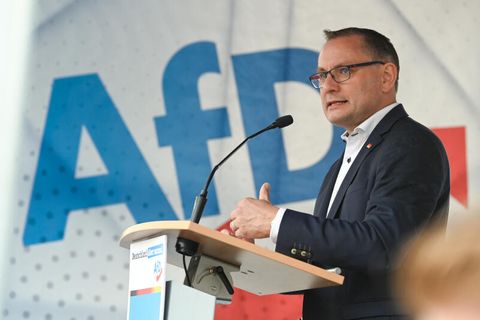 AfD-Bundessprecher Tino Chrupalla hält in Magdeburg eine Rede auf dem Marktplatz