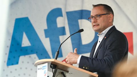 AfD-Bundessprecher Tino Chrupalla hält in Magdeburg eine Rede auf dem Marktplatz
