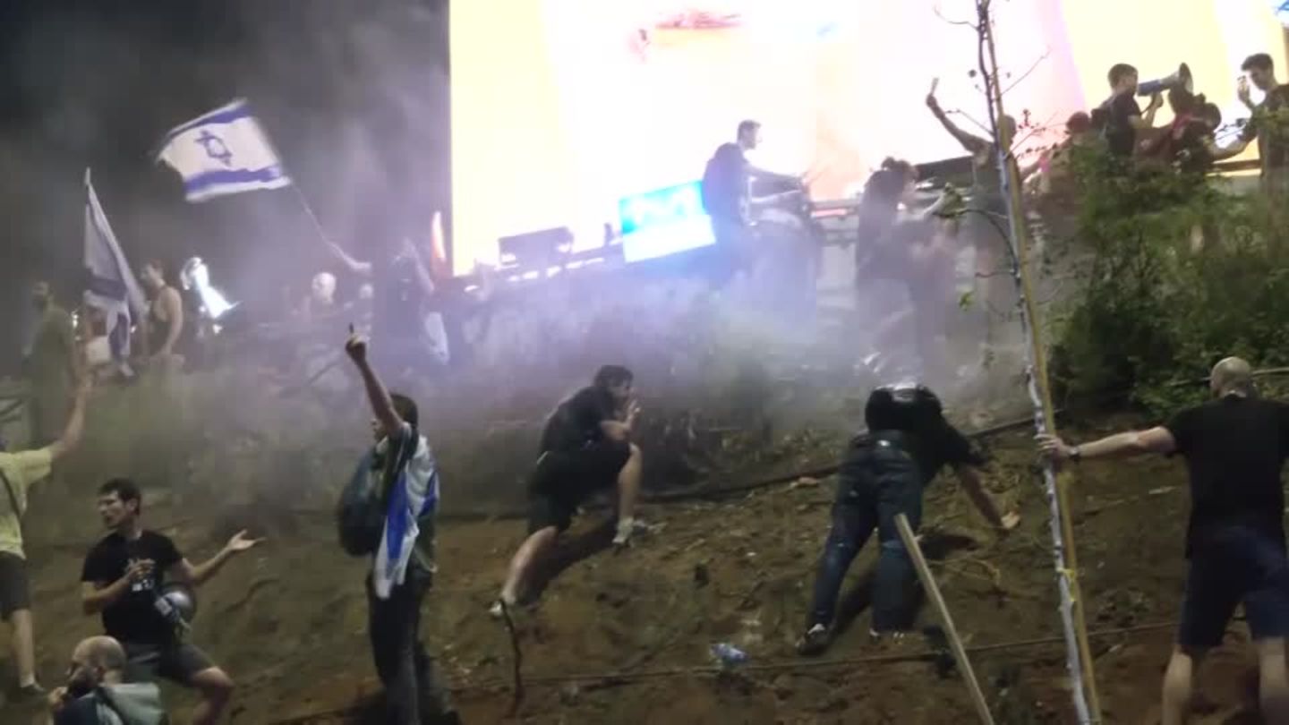 Israel: Police use water cannons against protesters (video)