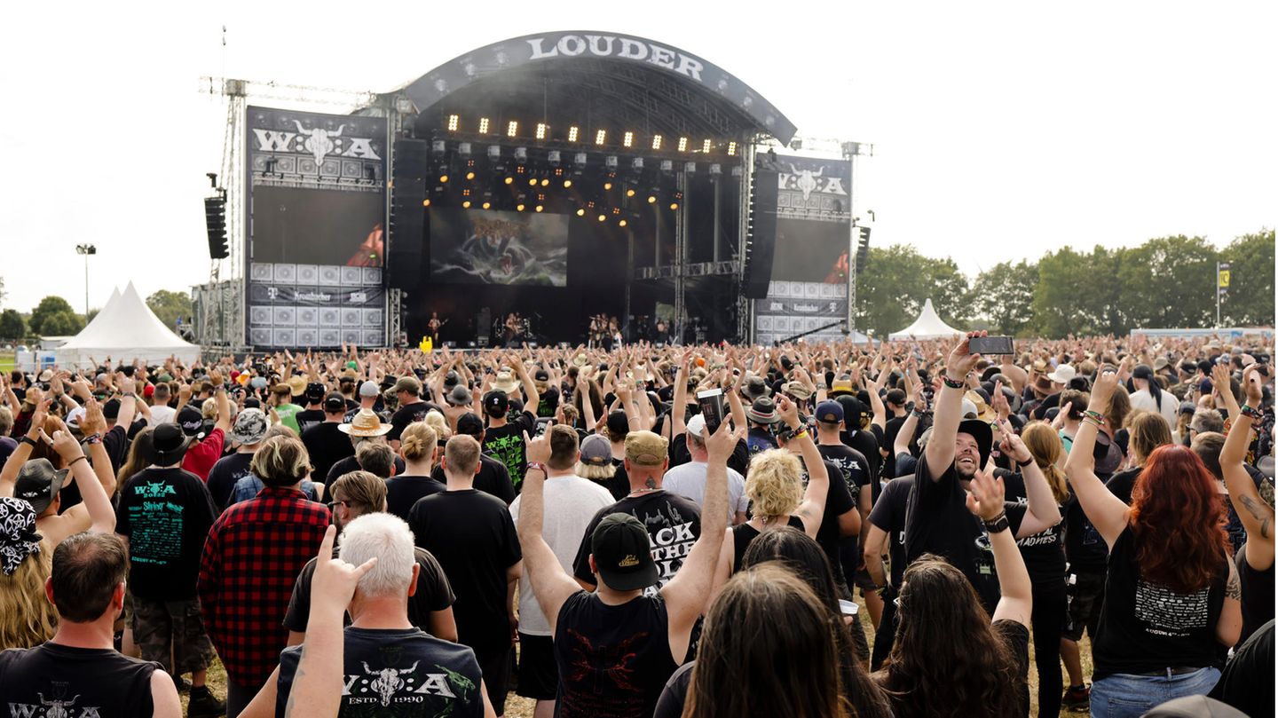 Jubelnde Menschen vor Festival-Bühne