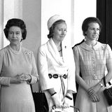 1978 begrüßt Queen Elizabeth II. das Präsidentenpaar aus Botswana im Buckingham Palace. Mit dabei ist die damals 27-jährige Tochter der Monarchin. Prinzessin Anne trägt ein hellblaues Kleid mit Bubikragen und Kellerfalten