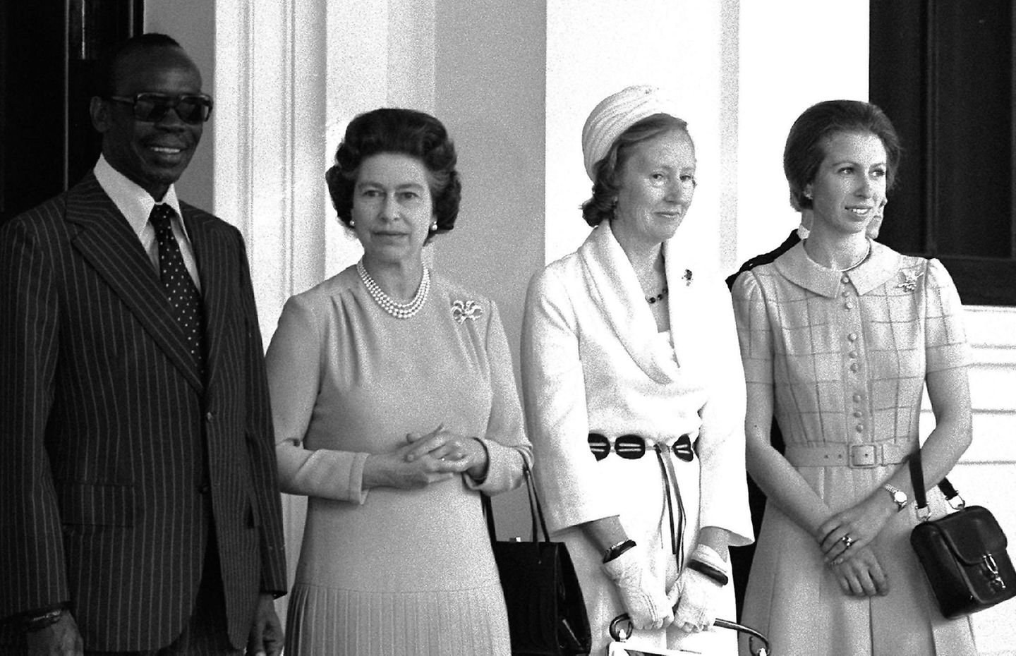 1978 begrüßt Queen Elizabeth II. das Präsidentenpaar aus Botswana im Buckingham Palace. Mit dabei ist die damals 27-jährige Tochter der Monarchin. Prinzessin Anne trägt ein hellblaues Kleid mit Bubikragen und Kellerfalten