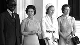 1978 begrüßt Queen Elizabeth II. das Präsidentenpaar aus Botswana im Buckingham Palace. Mit dabei ist die damals 27-jährige Tochter der Monarchin. Prinzessin Anne trägt ein hellblaues Kleid mit Bubikragen und Kellerfalten