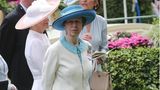 Sage und schreibe 45 Jahre später zeigt sich die Princess Royal, so Annes offizieller Titel, in genau diesem Kleid beim Pferderennen in Ascot