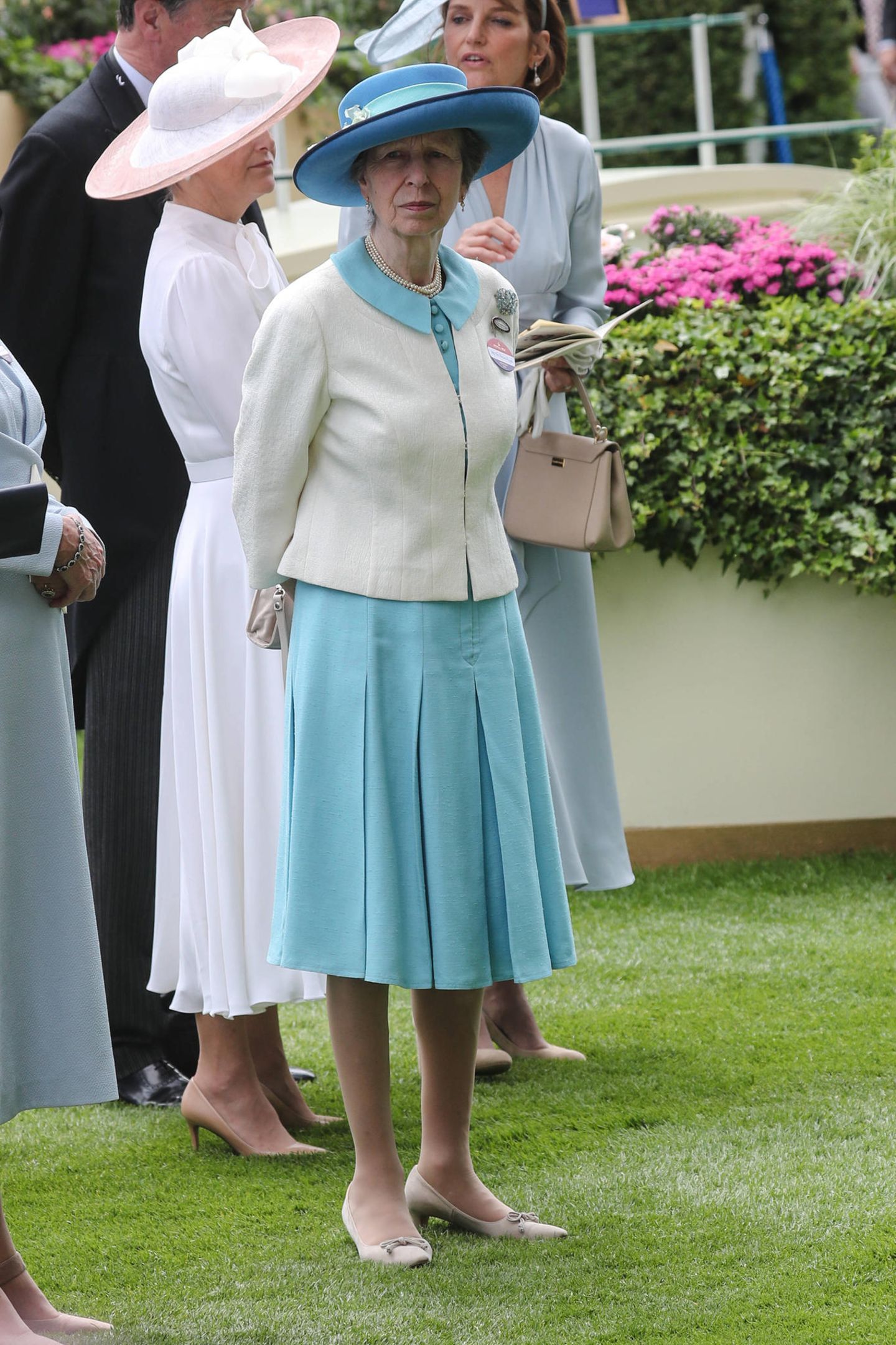 Sage und schreibe 45 Jahre später zeigt sich die Princess Royal, so Annes offizieller Titel, in genau diesem Kleid beim Pferderennen in Ascot