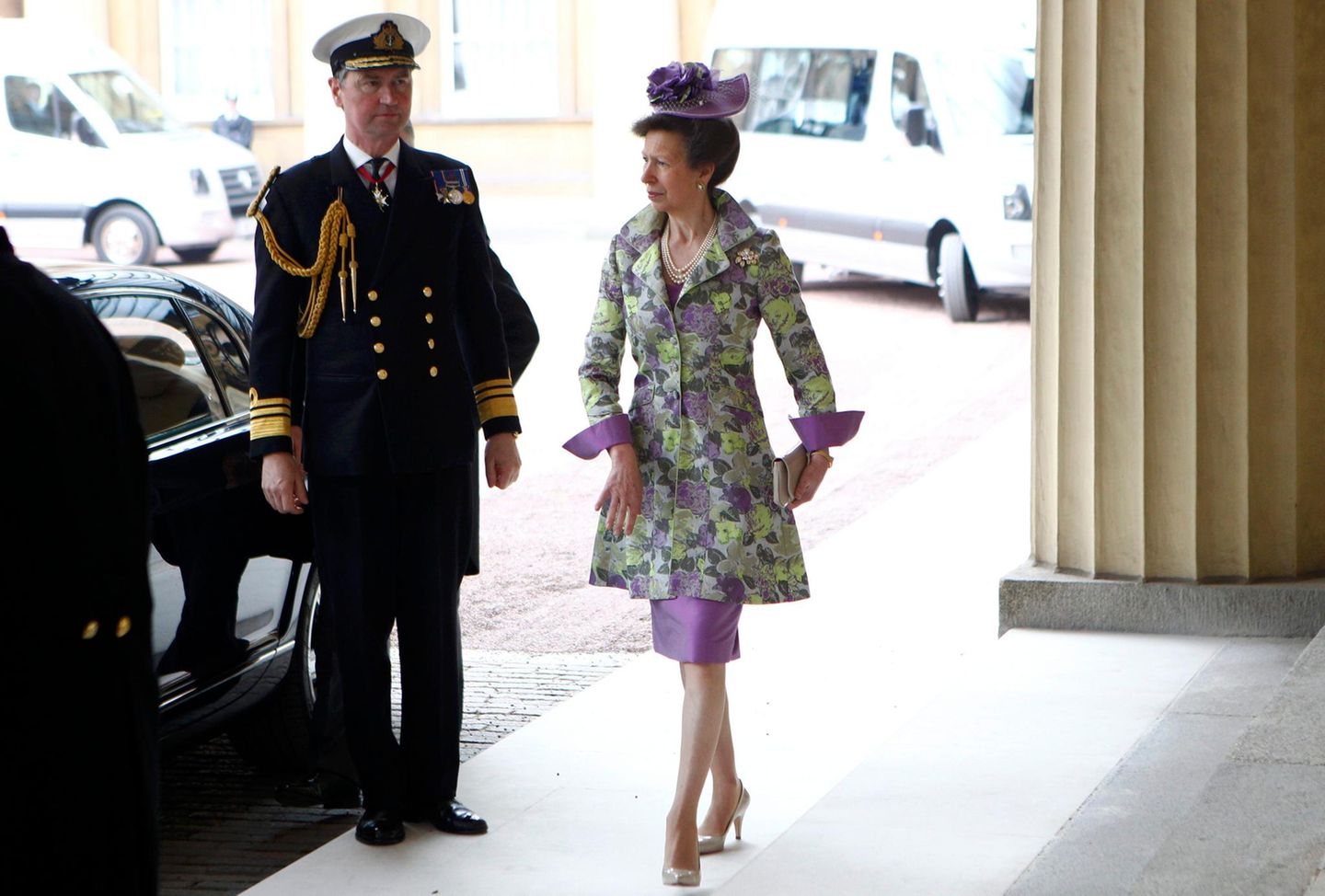 Dieses Outfit ist ein Hingucker: In einer edlen Kombination mit lila-grünem Blumenmuster erscheint Prinzessin Anne am 29. April 2011 zur Hochzeit ihres Neffen William
