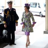 Dieses Outfit ist ein Hingucker: In einer edlen Kombination mit lila-grünem Blumenmuster erscheint Prinzessin Anne am 29. April 2011 zur Hochzeit ihres Neffen William