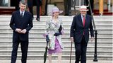 Zu einer der letzten Gartenpartys, die Queen Elizabeth II. im Frühsommer 2022 ausrichtet, erscheint Prinzessin Anne in Begleitung ihres Ehemanns Sir Timothy Laurence (l.). Sie trägt Handschuhe, andere Pumps und einen anderen Hut, aber der farbenfrohe Look ist derselbe wie bei der Cambridge-Hochzeit. Nur elf Jahre später