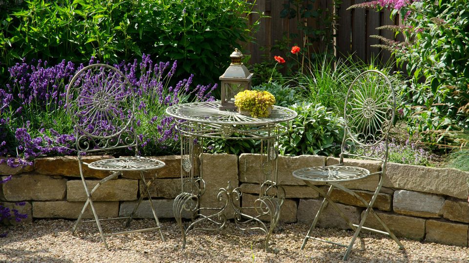 Trockenmauer mit Lavendel