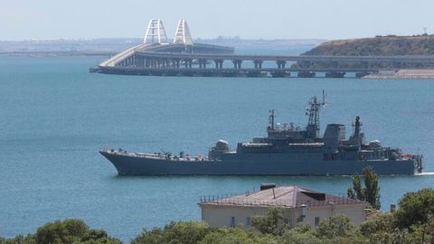 Blick auf ein großes Landungsschiff des russischen Militärs, das Autos und Menschen zwischen der Krim und Taman transportiert