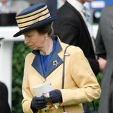 Vor bunten Farben ist Prinzessin Anne noch nie zurückgeschreckt. Und so gehört dieses kanariengelbe Kostüm mit dunkelblauen Akzenten zu ihren Favoriten. 2007 trägt sie es das erste Mal. Zwei Jahre später ist sie in dem Kostüm beim Pferderennen in Ascot zu sehen