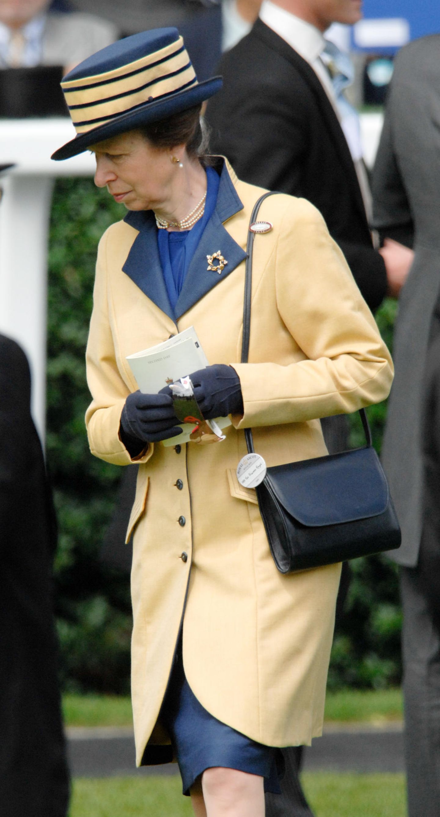 Vor bunten Farben ist Prinzessin Anne noch nie zurückgeschreckt. Und so gehört dieses kanariengelbe Kostüm mit dunkelblauen Akzenten zu ihren Favoriten. 2007 trägt sie es das erste Mal. Zwei Jahre später ist sie in dem Kostüm beim Pferderennen in Ascot zu sehen