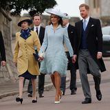 2019 heiratet Lady Gabriella Windsor und zu den Gästen gehören Prinz Edward, Prinzessin Anne, Sophie Winkleman und Prinz Harry (v.l.n.r.). Zwölf Jahre nach dem ersten Mal trägt Anne erneut das gelb-blaue Kostüm