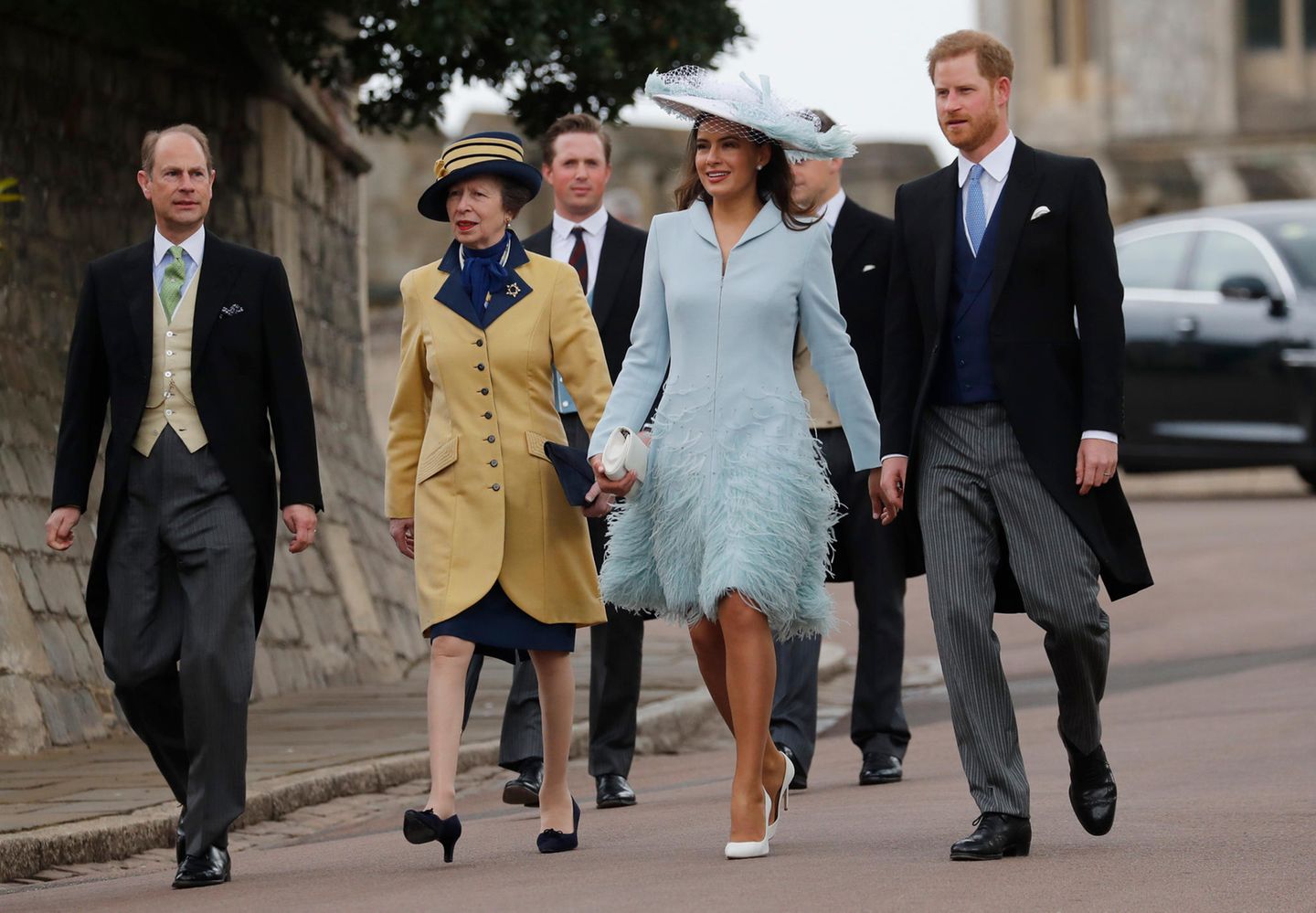2019 heiratet Lady Gabriella Windsor und zu den Gästen gehören Prinz Edward, Prinzessin Anne, Sophie Winkleman und Prinz Harry (v.l.n.r.). Zwölf Jahre nach dem ersten Mal trägt Anne erneut das gelb-blaue Kostüm