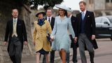 2019 heiratet Lady Gabriella Windsor und zu den Gästen gehören Prinz Edward, Prinzessin Anne, Sophie Winkleman und Prinz Harry (v.l.n.r.). Zwölf Jahre nach dem ersten Mal trägt Anne erneut das gelb-blaue Kostüm