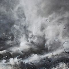 Ein Foto eines wolkenverhangenen Himmels mit Wassertropfen auf dem Foto