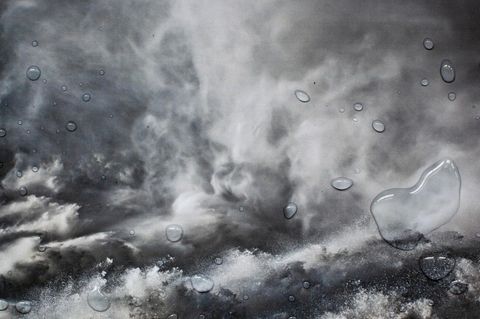 Ein Foto eines wolkenverhangenen Himmels mit Wassertropfen auf dem Foto