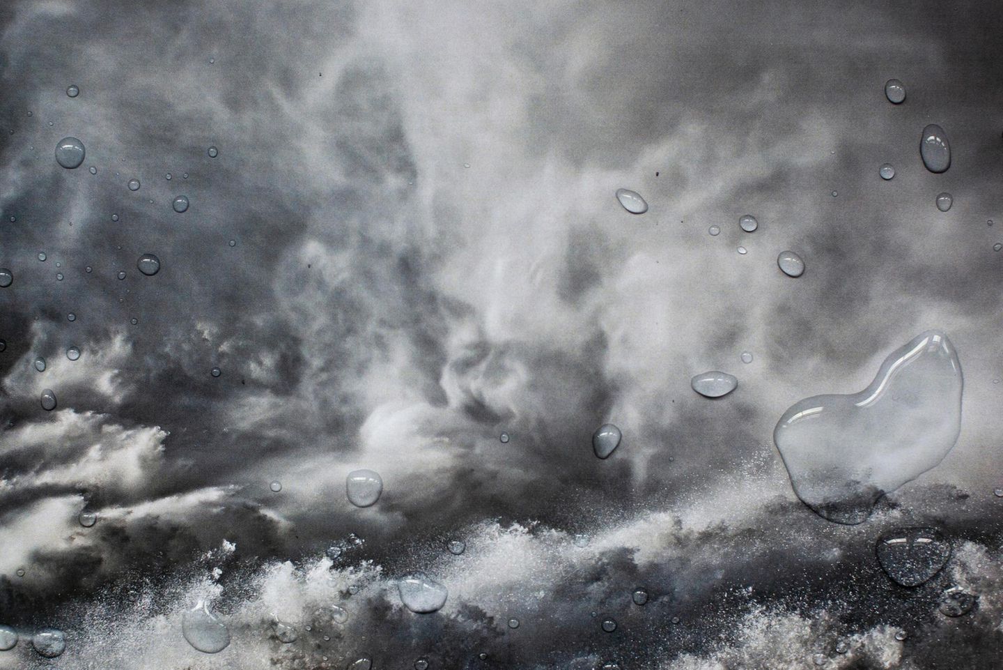 Ein Foto eines wolkenverhangenen Himmels mit Wassertropfen auf dem Foto