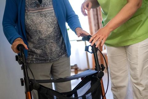 Sozialer Pflichtdienst: Eine Pflege hilft einem alten Menschen