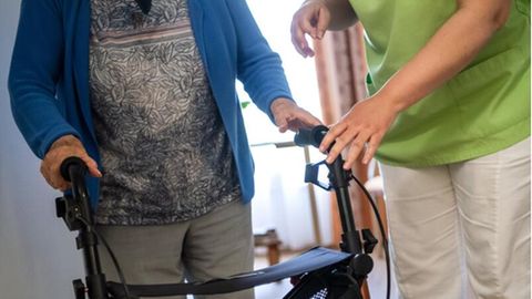 Sozialer Pflichtdienst: Eine Pflege hilft einem alten Menschen