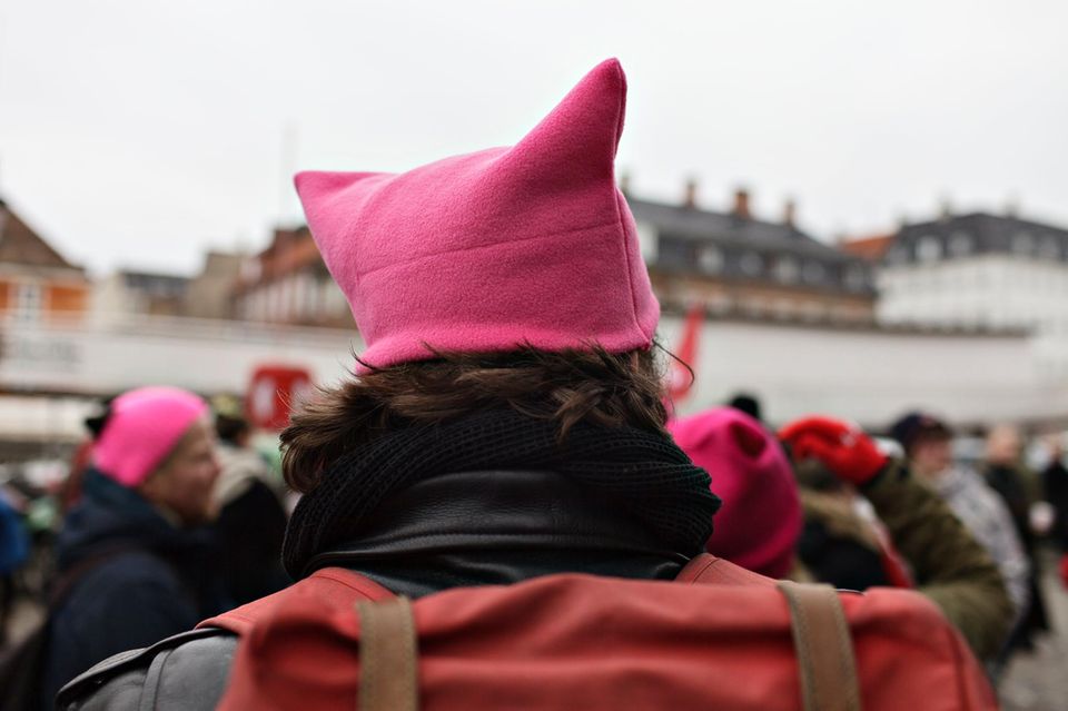 Frau mit pinker Pussyhat-Mütze bei den Women's Marches 2017