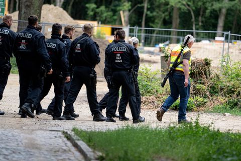 Der Gemeindejäger von Kleinmachnow führt mit geschultertem Gewehr einen Trupp Polizisten an