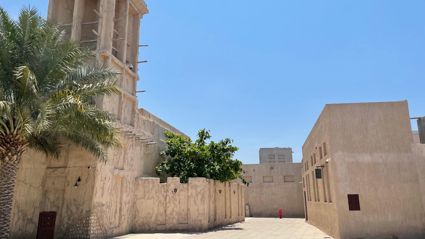 Das gesamte Gelände des Museumsareals erinnert an eine Wüstenstadt. Mehr als 160 historische Gebäude erinnern an die Vergangenheit Dubais. Sie wurden für die Eröffnung des Museums im März 2023 saniert, gleichen aber den Häusern, die das arabische Emirat prägten, bevor die Wolkenkratzer kamen. 