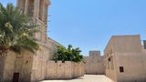 Das gesamte Gelände des Museumsareals erinnert an eine Wüstenstadt. Mehr als 160 historische Gebäude erinnern an die Vergangenheit Dubais. Sie wurden für die Eröffnung des Museums im März 2023 saniert, gleichen aber den Häusern, die das arabische Emirat prägten, bevor die Wolkenkratzer kamen. 