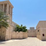 Das gesamte Gelände des Museumsareals erinnert an eine Wüstenstadt. Mehr als 160 historische Gebäude erinnern an die Vergangenheit Dubais. Sie wurden für die Eröffnung des Museums im März 2023 saniert, gleichen aber den Häusern, die das arabische Emirat prägten, bevor die Wolkenkratzer kamen. 