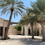 Auch die Palmen auf dem Museumsgelände sind natürlich – das klingt im ersten Moment nach einer Selbstverständlichkeit, ist in Dubai allerdings eher selten. Die meisten Grünanlagen, auch die Palmen an den Stränden, sind mindestens künstlich angelegt. 