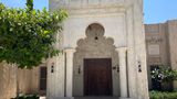 Die Architektur der Häuser im Al Shindagha Museums District erinnert an eine Mischung aus versierten orientalischen Einflüssen und der pragmatischen Beduinen-Wohnkultur, die vor allem darauf ausgelegt war, den Lebensbedingungen in der Wüste standzuhalten. 