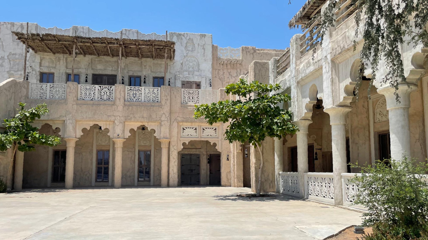 Al Shindagha Museum: Nicht nur das Dubai, wie wir es heute kennen, baut auf der Vision von Scheich Maktoum Bin Buti Al Bu Falasah auf – auch das Dubai vergangener Tage hat er ins Leben gerufen und maßgeblich geprägt. An den Wänden der Innenräume zieren deshalb immer wieder Zitate des Scheichs das Gesamtbild. Zum Beispiel dieses hier: "Wir werden nicht Hunderte von Jahren leben. Aber die Ergebnisse unserer Kreativität können unser Vermächtnis sein." Nicht nur das Dubai, wie wir es heute kennen, baut auf der Vision von Scheich Maktoum Bin Buti Al Bu Falasah auf – auch das Dubai vergangener Tage hat er ins Leben gerufen und maßgeblich geprägt. An den Wänden der Innenräume zieren deshalb immer wieder Zitate des Scheichs das Gesamtbild. Zum Beispiel dieses hier: "Wir werden nicht Hunderte von Jahren leben. Aber die Ergebnisse unserer Kreativität können unser Vermächtnis sein."