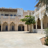 Nicht nur das Dubai, wie wir es heute kennen, baut auf der Vision von Scheich Maktoum Bin Buti Al Bu Falasah auf – auch das Dubai vergangener Tage hat er ins Leben gerufen und maßgeblich geprägt. An den Wänden der Innenräume zieren deshalb immer wieder Zitate des Scheichs das Gesamtbild. Zum Beispiel dieses hier: "Wir werden nicht Hunderte von Jahren leben. Aber die Ergebnisse unserer Kreativität können unser Vermächtnis sein."