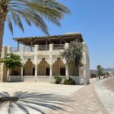 Das Al Shindagha Museum liegt direkt am Ufer des Dubai Greeks. Wer das Gelände besucht, bekommt in den 22 Ausstellungsgebäuden jeweils einen anderen Aspekt der Geschichte Dubais erzählt und erhält einen anderen Blick auf das arabische Emirat. Die nahe gelegene Promenade lädt zu einem Spaziergang ein, um das bunte Treiben auf und um den Flussarm zu beobachten.