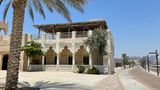 Das Al Shindagha Museum liegt direkt am Ufer des Dubai Greeks. Wer das Gelände besucht, bekommt in den 22 Ausstellungsgebäuden jeweils einen anderen Aspekt der Geschichte Dubais erzählt und erhält einen anderen Blick auf das arabische Emirat. Die nahe gelegene Promenade lädt zu einem Spaziergang ein, um das bunte Treiben auf und um den Flussarm zu beobachten.