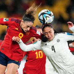Ein Kopfballduell zwischen Esther Gonzales aus Spanien und Mariana Benavides aus Costa Rica bei der Fußball-WM 2023