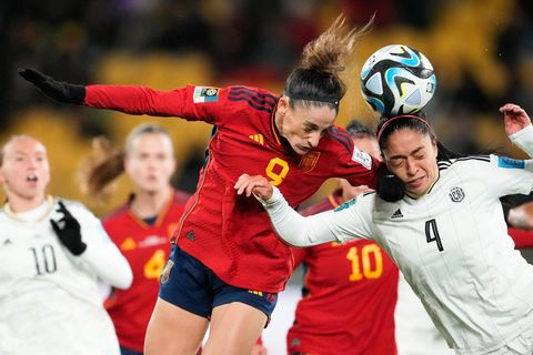 Ein Kopfballduell zwischen Esther Gonzales aus Spanien und Mariana Benavides aus Costa Rica bei der Fußball-WM 2023