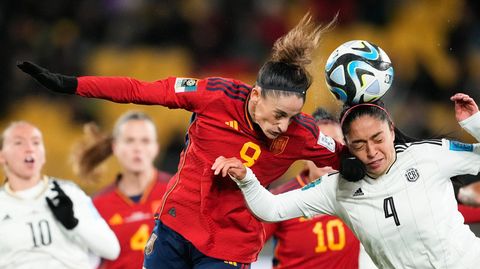 Ein Kopfballduell zwischen Esther Gonzales aus Spanien und Mariana Benavides aus Costa Rica bei der Fußball-WM 2023