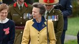 Im Februar 2023 reisen Prinzessin Anne und ihr Gatte nach Neuseeland. Beim Besuch eines Kriegsdenkmals trägt sie erneut das bekannte Kostüm